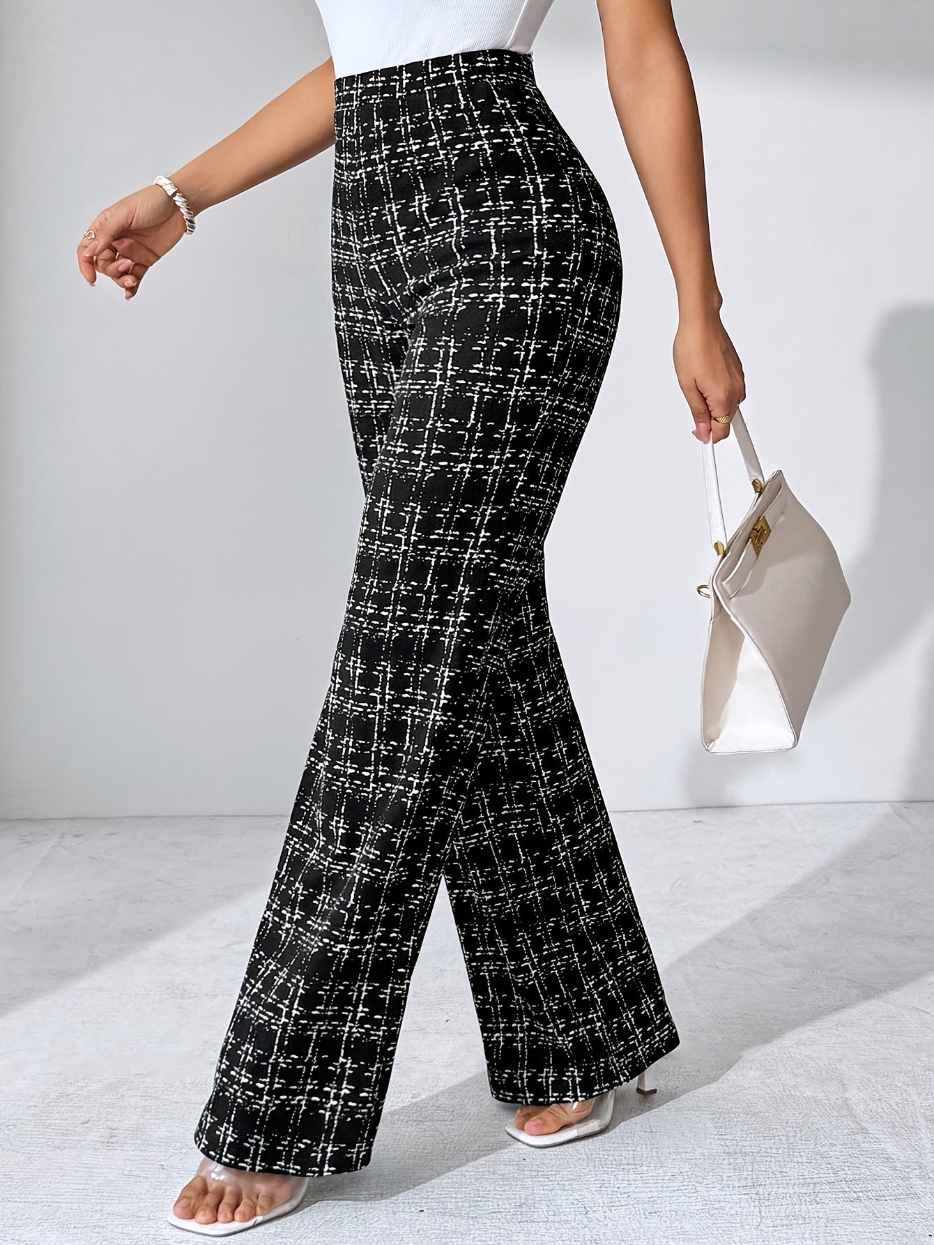 Geruite™ | Vrouwen Zwart-witte Geruite Flared Broek