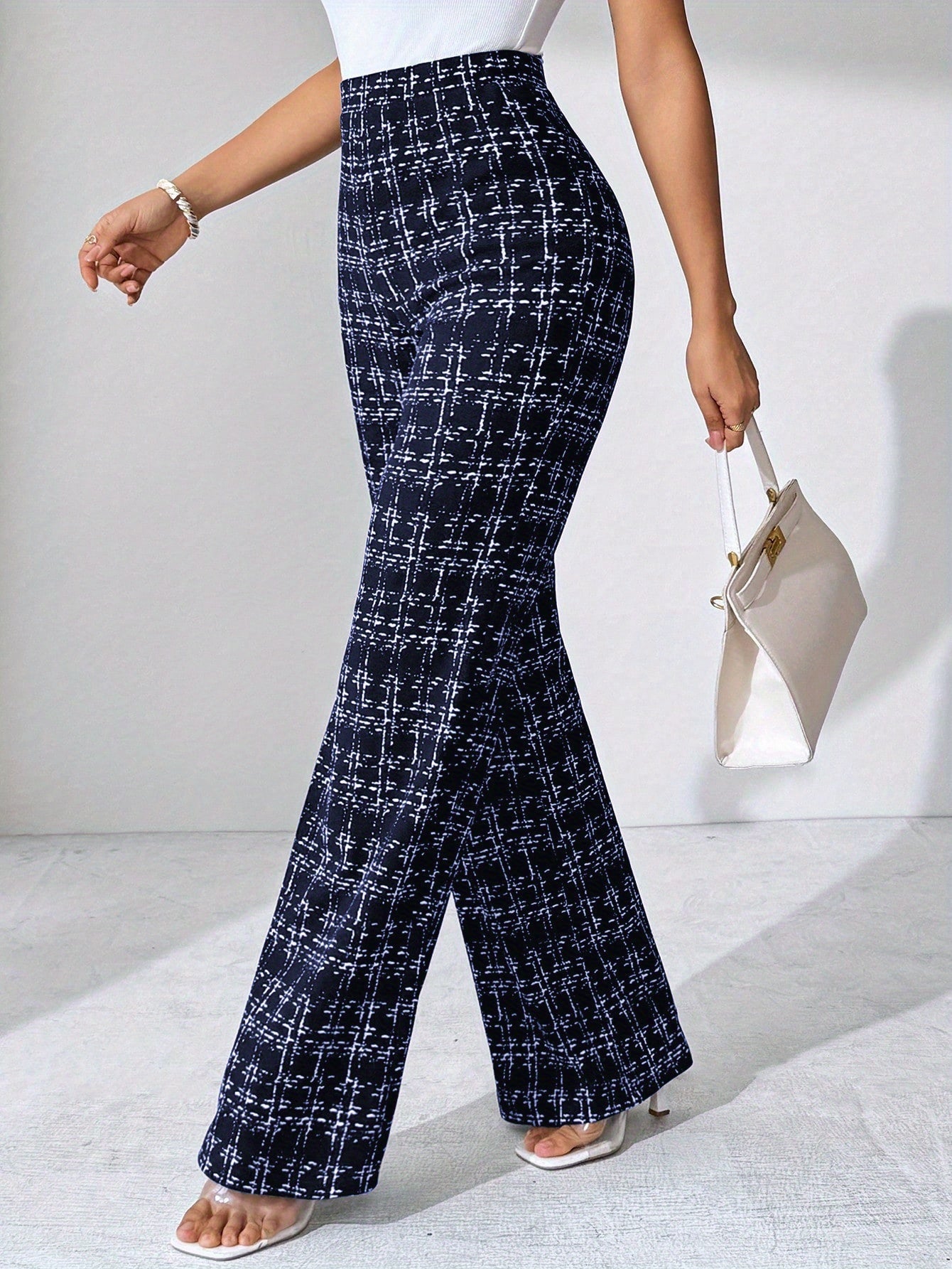 Geruite™ | Vrouwen Zwart-witte Geruite Flared Broek
